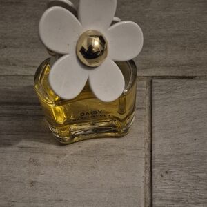 Marc Jacobs Daisy with White Floral Cap